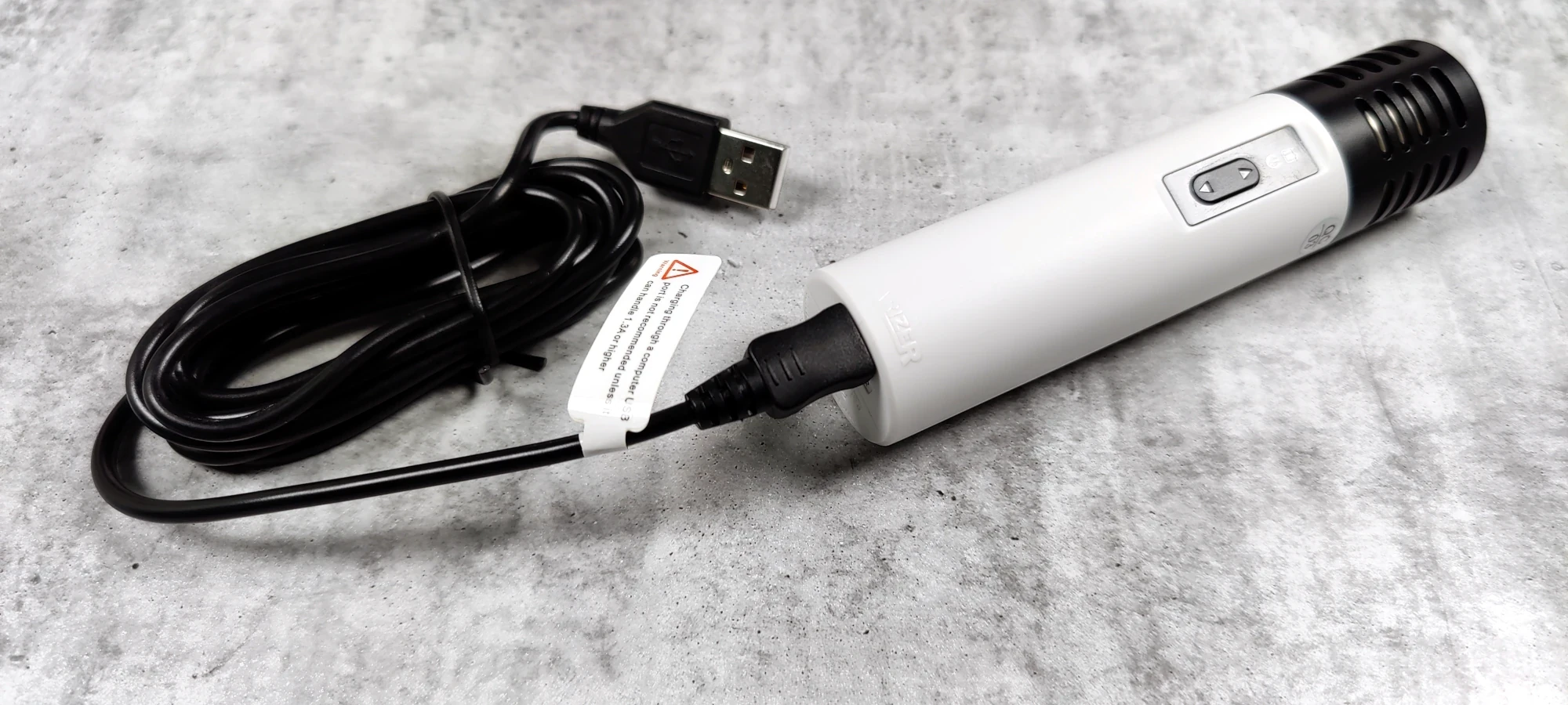 Arizer Air SE with charge cable connected