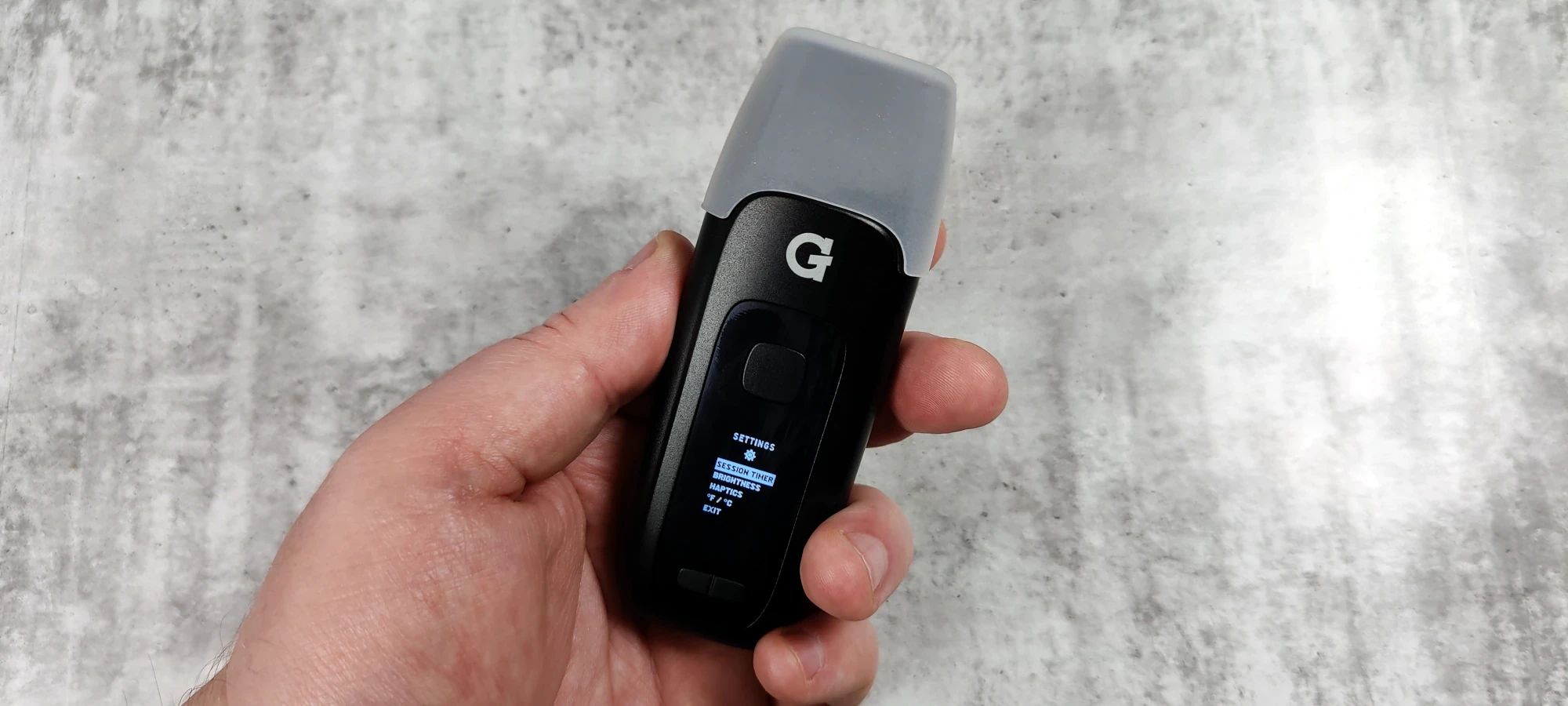 G Pen Dash+ with silicone mouthpiece cover on and settings menu open
