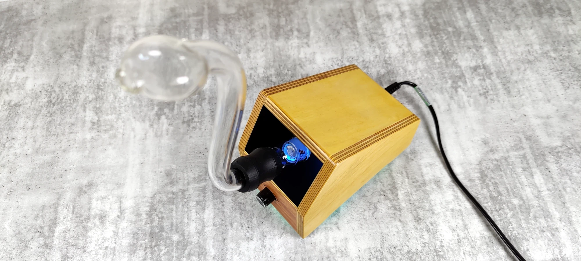 Vaporbrothers VB 1.5 turned on with glass whip attached